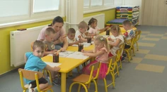Výplaty učiteliek aj prevádzku škôlok má od januára platiť štát. Samosprávy s novelou nesúhlasia