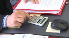 Strany čakajú na peniaze od štátu. Musia splatiť úver za kampaň