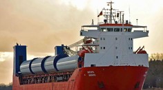 Satelitná snímka dokazuje, že Čína poskytuje prístav pre ruskú loď spájanú s dodávkami zbraní z KĽDR, tvrdí Reuters