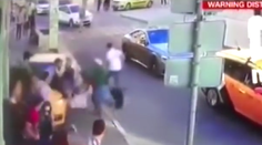 Šokujúce video: Taxikár, ktorý v Moskve vrazil do davu ľudí, zaspal za volantom