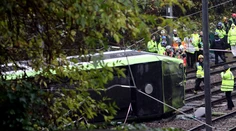 V Londýne sa vykoľajila električka, siedmi ľudia zomreli