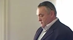Je to on? Policajtovi auto údajne podpálil, prokurátorovi poškodil čakanom