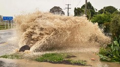 Nový Zéland vyhlásil pre vyčíňanie tropickej cyklóny celoštátny stav núdze