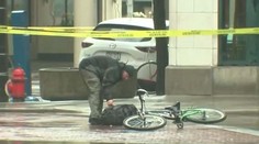 Odvaha alebo hlúposť? Cyklista začal prehľadávať ruksak, v ktorom mala byť bomba