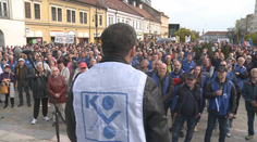 Odborári a dôchodcovia hrozia generálnym štrajkom. V Košiciach mali prvé zhromaždenie