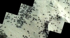 Vesmírna sonda odfotila na Marse záhadné útvary, ktoré pripomínajú húf obrovských pavúkov