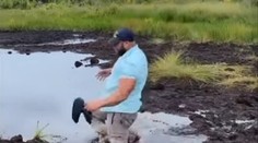 Muž si myslel, že prechádza cez kaluž. Jeho zmiznutie je hitom internetu