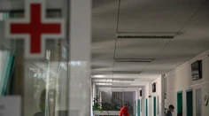 Máme najviac nových pozitívnych za tento týždeň, stúpol aj počet hospitalizovaných a obetí