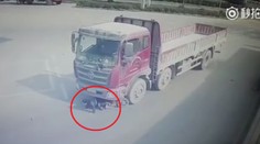 VIDEO: Nákladiak nabral motorkárku a tlačil ju pred sebou. Ako zázrakom sa jej nič nestalo