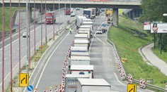 V tuneli Sitina sa zrazili štyri autá, vodiči stáli vo veľkej kolóne