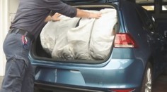 Crash test naloženého auta: Toto sa stane, keď nesprávne prevážate pneumatiky