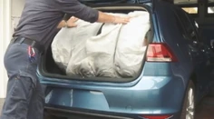 Crash test naloženého auta: Toto sa stane, keď nesprávne prevážate pneumatiky