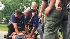 Muž sa s manželkou pohádal o svoje deti, zastrelil osem ľudí