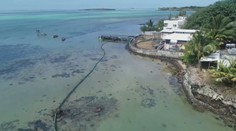 Jedny z najkrajších pláží na svete sú celé od ropy unikajúcej z poškodenej lode