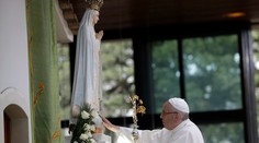 Pápeža Františka vítali vo Fatime tisícky veriacich