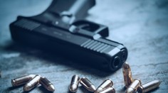 Muž v spánku postrelil sám seba. Snívalo sa mu totiž, že sa k nemu niekto vlámal