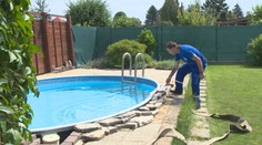 Nárazové napúšťanie vody z vodovodu do bazéna môže spôsobiť problémy. Takto by ste to mali robiť