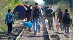 Maďarsko: Migranti utekajú zo zberných táborov a smerujú na Budapešť