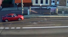 VIDEO: Iba pár hodín po tragédii v Bratislave zrovnalo auto so zemou zastávku na juhu Slovenska