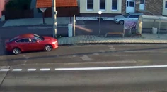 VIDEO: Iba pár hodín po tragédii v Bratislave zrovnalo auto so zemou zastávku na juhu Slovenska