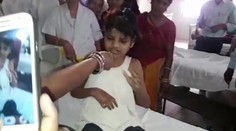 Mauglího dievča! Našli dieťa, ktoré roky žilo v rezervácii len s opicami