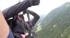 Minúty hrôzy: Paraglajdistov tvrdý pád na zem