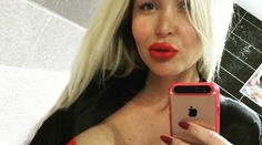 Prepískla to? Ruka v holom rozkroku a nahé mega prsia