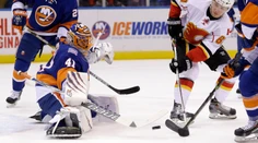 Rekordný Halák s výhrou nad Calgary, Sekera debutoval prehrou