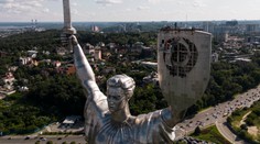 FOTO: Tradičný symbol nahradí trojzubec. Zo štítu obrovskej sochy Matka Vlasť odstránili sovietsky znak