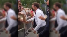 VIDEO: Francúzsky prezident Macron dostal facku od neznámeho muža