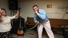 Pastora počas bohoslužby uhryzol had. Jeho otec rovnakému zraneniu podľahol pred štyrmi rokmi