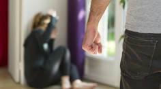 Násilie v rodinách je čoraz brutálnejšie. Väčšina Slovákov si myslí, že žena má s tyranom ostať, aj keď útočí na deti