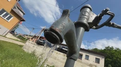 V obci Zubák pri Púchove míňajú viac vody, ako priteká. Z rezervoáru im navyše záhadne mizne