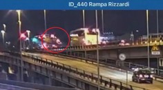 VIDEO: Kamera zachytila moment, kedy sa autobus zrútil z nadjazdu v Benátkach