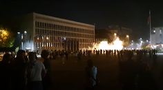 Slzotvorný plyn či vodné delo. Najväčšie protesty proti reštrikciám v Slovinsku sa zmenili na vzburu