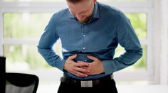 Rakovina hrubého čreva postihuje čoraz viac aj mladých. Nový výskum popisuje najskoršie príznaky