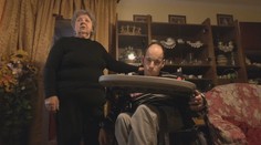 Zdravotná poisťovňa vymáha stovky eur od mladého invalida. O dlhu sa dozvedel, až keď požiadal o príspevok