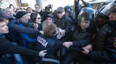 Rusko zasiahla vlna protestov proti korupcii, lídra opozície Navaľného zatkli