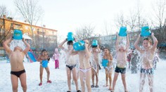 Deti v ruskej škôlke takto začínajú deň. Pri teplote -20 stupňov sa oblievajú studenou vodou
