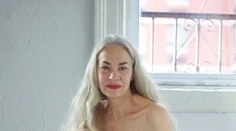 Neobyčajná modelka v spodnej bielizni. Má 62 rokov!