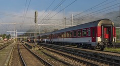 Vlaky medzi Bernolákovom a Sencom čaká pravidelné meškanie. Na príčine je zlý stav trate, spoje sa oneskoria aj o 45 minút