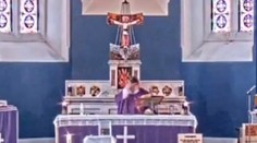 VIDEO: Kňaz na úvod živého prenosu omše omylom pustil hip-hop. Jeho reakcia nemá chybu