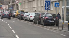 Autá sa môžu vrátiť na chodníky. Poslanci posunuli účinnosť zákona, ktorý to zakazoval