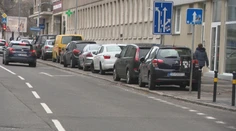 Autá sa môžu vrátiť na chodníky. Poslanci posunuli účinnosť zákona, ktorý to zakazoval