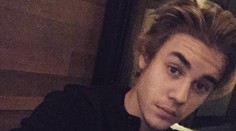 Justin Bieber sa dal konečne ostrihať. Pristane mu to!