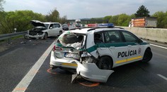 Policajti rozbili auto pri hromadnej nehode. Vodiči hneď našli vinníka
