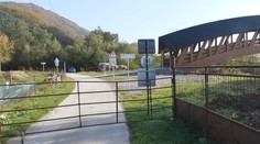 Uzamknutá brána uprostred cyklotrasy núti ľudí zosadnúť z bicykla a hľadať inú cestu