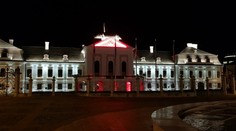 Prezidenstký palác je od sobotňajšieho večera nasvietený vo farbách Bieloruska