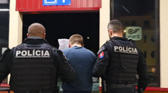Pýtal sa na slobodu. Muž, ktorý mal vo vlaku na Spiši pobodať 22-ročnú ženu, ostáva vo väzbe