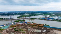 V Číne sa zrútil do rieky diaľničný most. Spolu s ním aj dvadsať áut a asi 30 ľudí